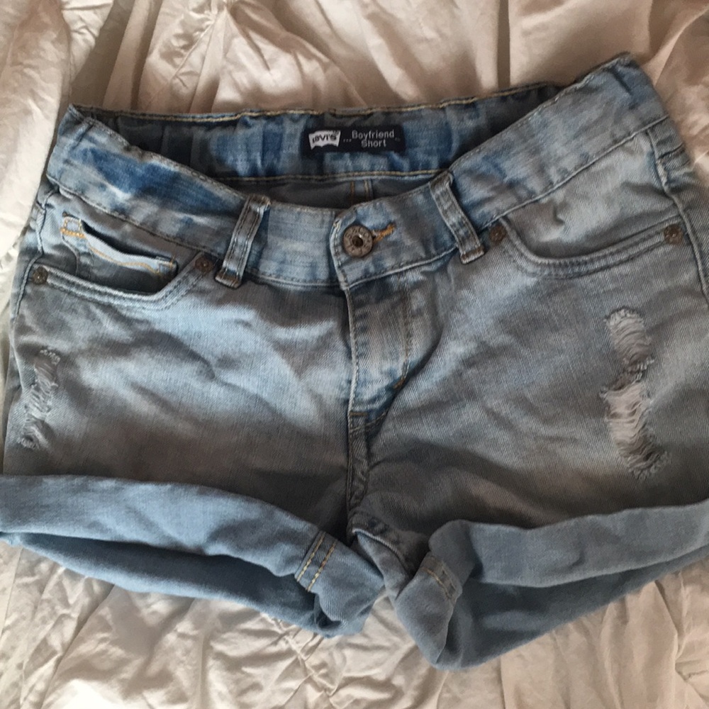 Light wash Levi boyfriend shorts